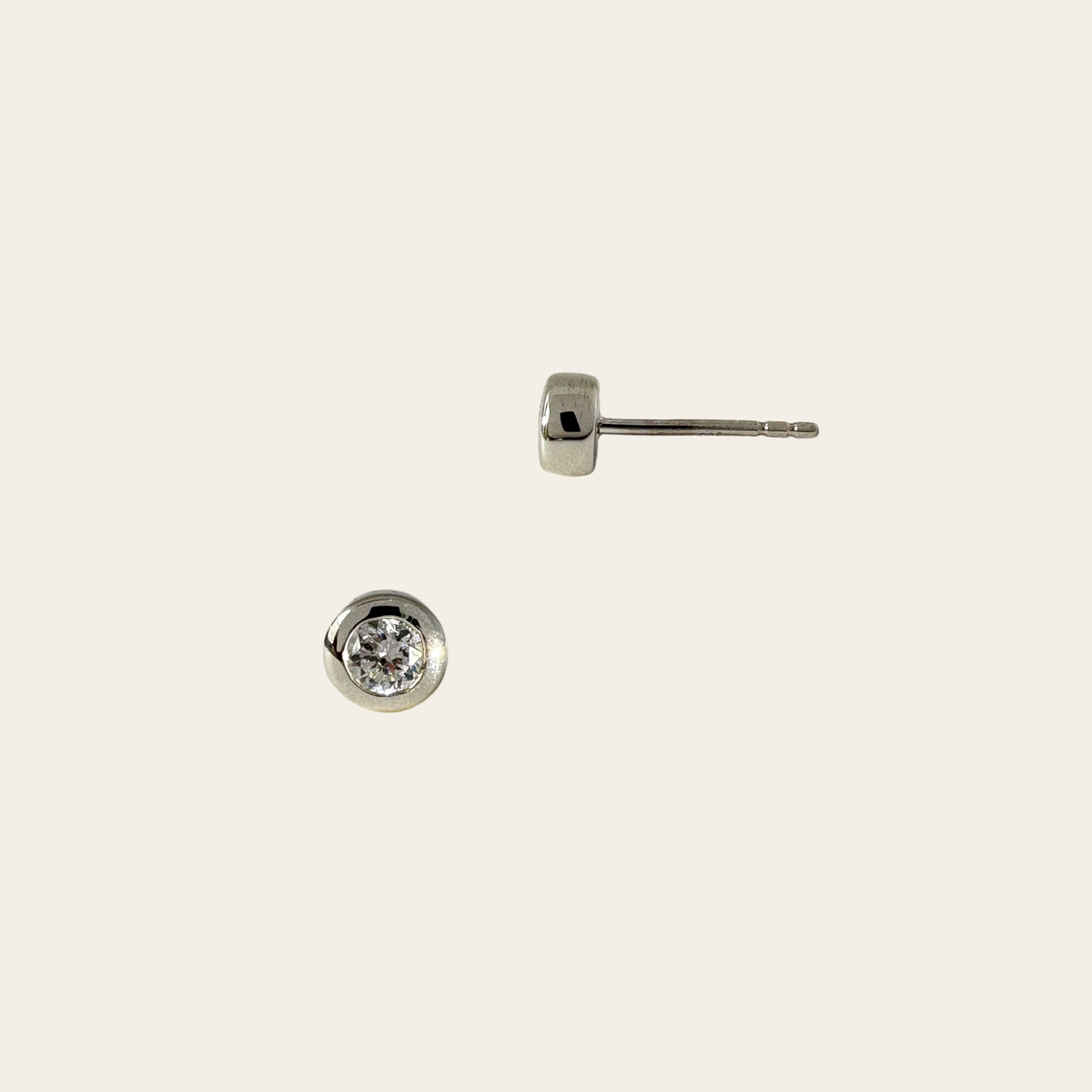 Solitaire Letter Stud 両耳ペア