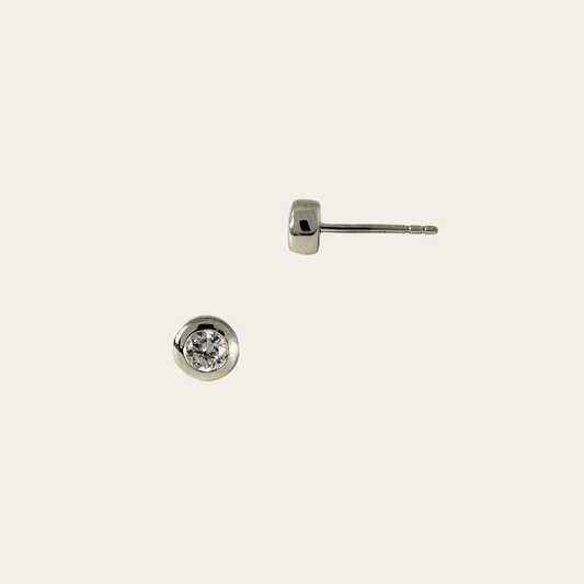 Solitaire Letter Stud 両耳ペア
