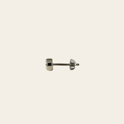 Solitaire Letter Stud 両耳ペア