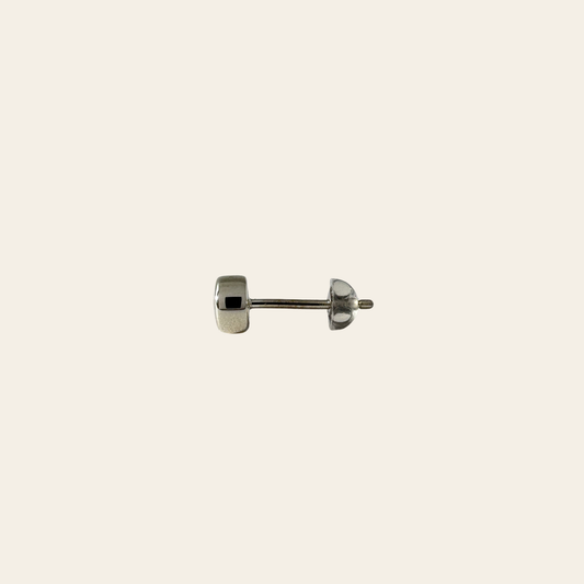 Solitaire Letter Stud 両耳ペア