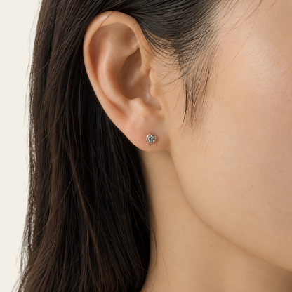 Solitaire Letter Stud 両耳ペア